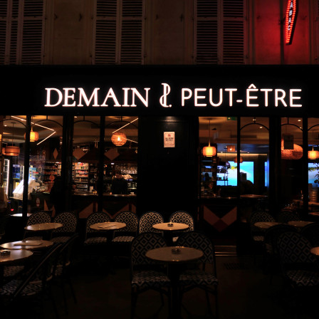 La façade du bar "Demain Peut-être" un tout autre jour qu'hier.