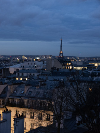 La Tour Eiffel, sobre, ce matin, de la lumière bleue et la lumière d'une partie de mon immeuble en premier plan/