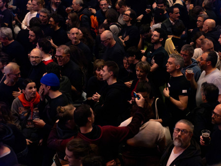 Le public au Trianon et au centre quelque chose qui m'a sauté aux yeux et qui ne peut être vu que celles et ceux avec qui on a un bout d'âme en commun.