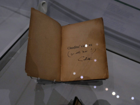 Dédicace de Colette sur la page titre de &quot;Claudine s'en va".  Colette ajoute, après le titre : qu'elle dit !