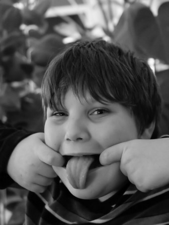 Sacha Lomalarchovitch me fait une belle grimace.