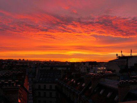 Le lever de soleil, ce matin. Un drôle de job de s'approcher des couleurs perçues par mon oeil mais je suis assez contente du résultat et puis c'est bien tout ce qui compte.