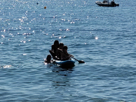 Une planche sur la mer, dessus : de nombreux enfants, à la propulsion : moi.