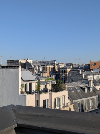 Mon appartement de rêve de biais, on voit sa terrasse qui donne envie de lire au soleil.