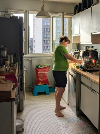 Lomalarchovitch, mon tout petit bébé aussi grand que moi ou quasi, en train de faire MON petit déj. J'ai pris cette photo pour quand je serai à nouveau en rogne contre lui.