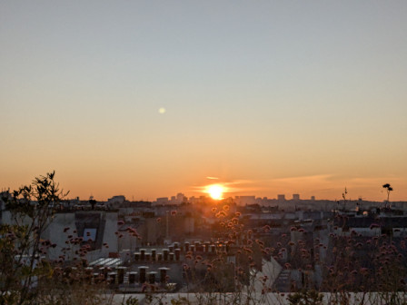 Le moment où le soleil a passé l'horizon, au dessus des toits parisiens, un matin de fin septembre.