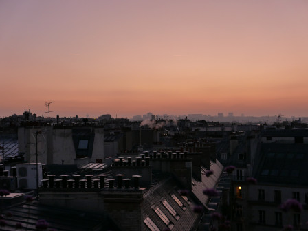 Les toits parisiens, vers l'est, dix minutes avant le lever du soleil.