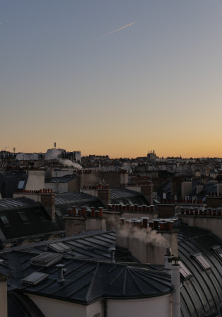 La lumière se dore légèrement, juste avant le lever du soleil, au dessus des toits parisiens.