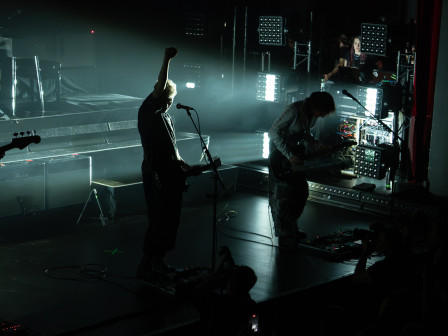 Jean-Noël Scherrer à contre jour le bras levé
