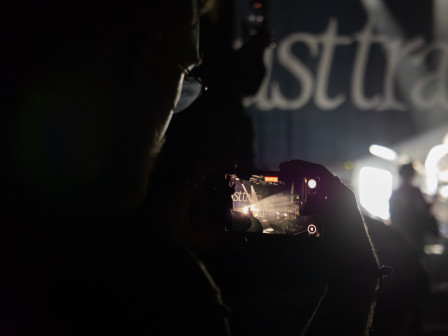 Mon voisin filme une chanson.