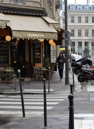 Un homme le nez sur son téléphone longe le restaurant &amp;quot;Le Casanova&quot;